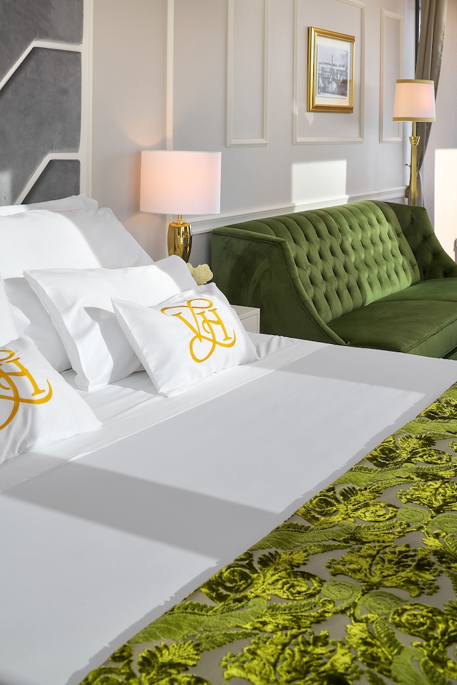Garden Deluxe suite (Sea front, Balcony, Jacuzzi) - Photo 1