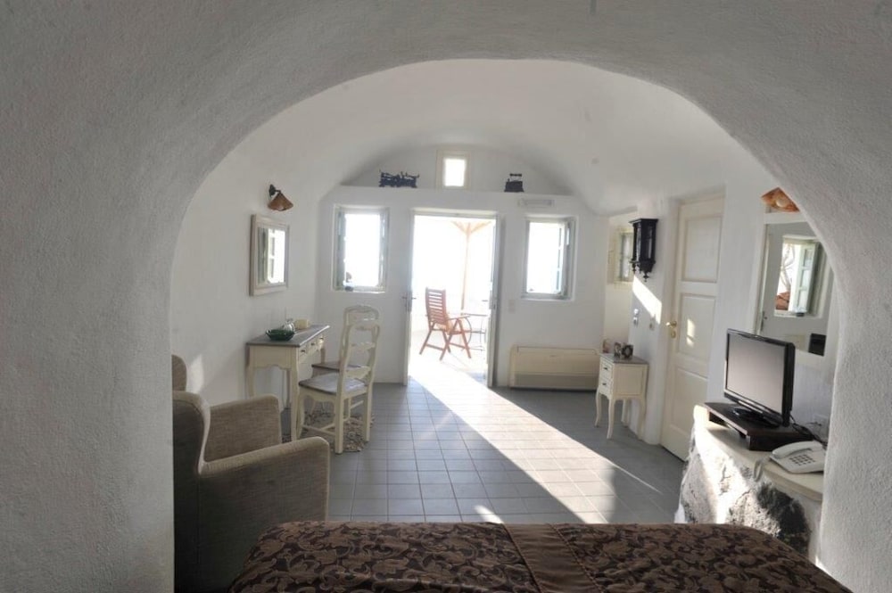 Junior Suite (Caldera View) - Photo 8