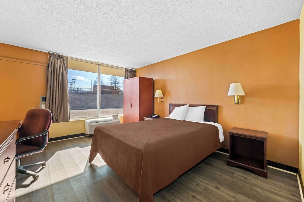 Room, 1 King Bed, Accessible, Non Smoking - Photo 3