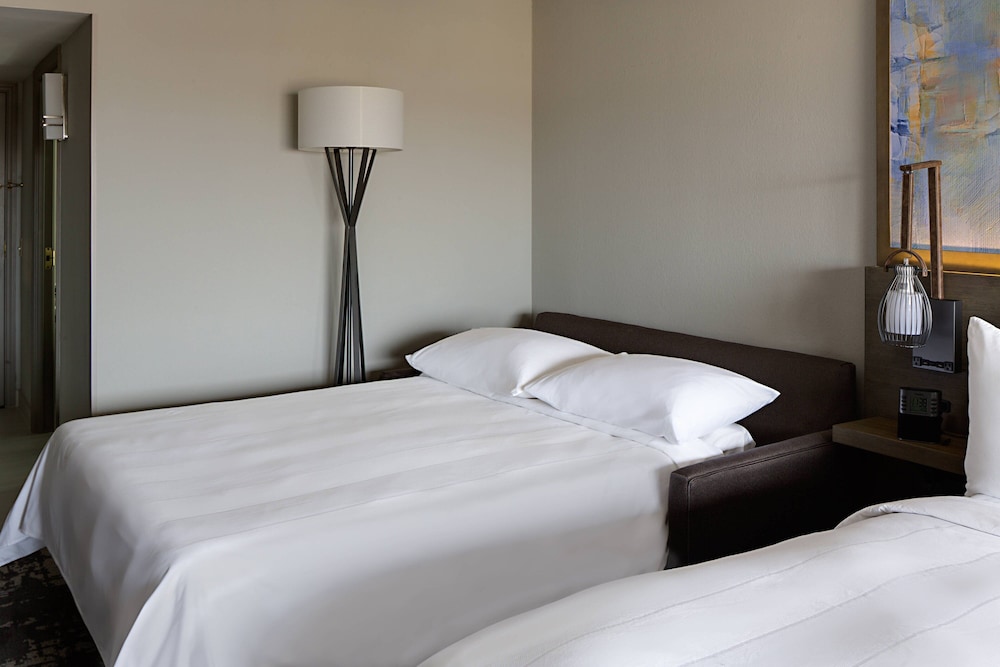 Room, 1 King Bed with Sofa bed (Mobility/Hearing Access, Roll-In Shwr) - Photo 2