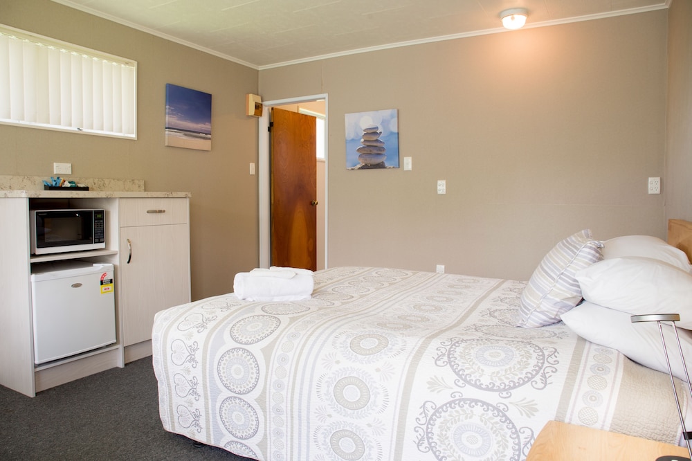 Standard Studio, 1 King Bed photo 3
