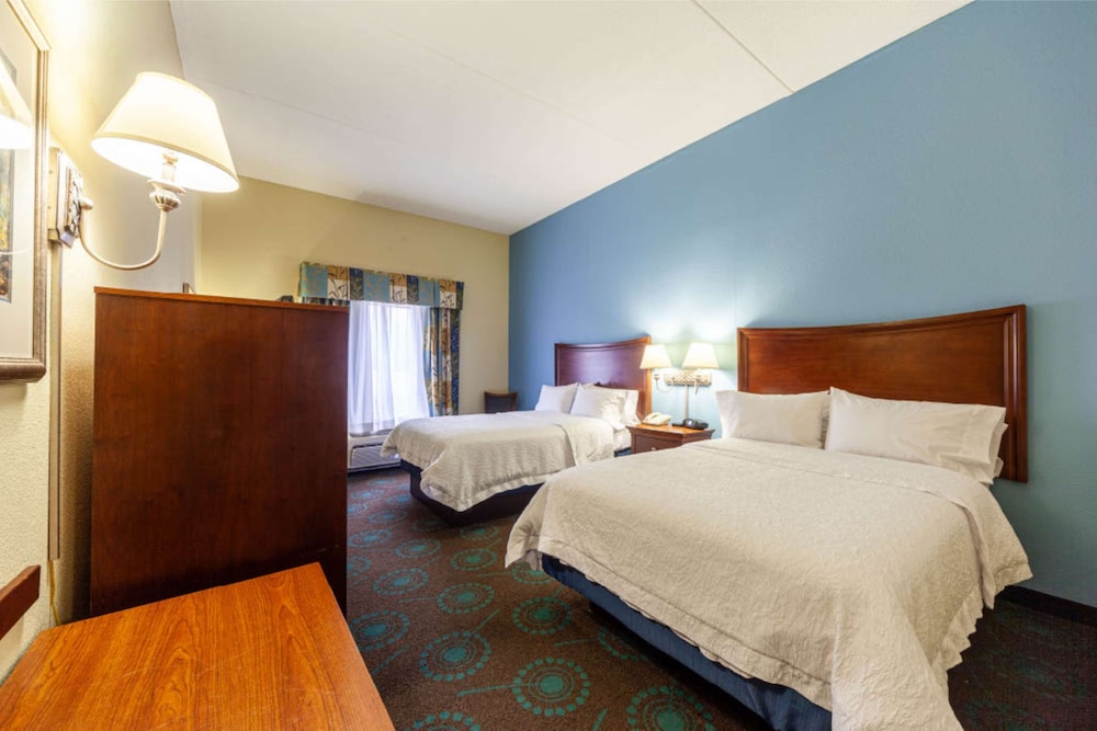 Room, 2 Queen Beds, Non Smoking (Drinks & Snacks) - Photo 5
