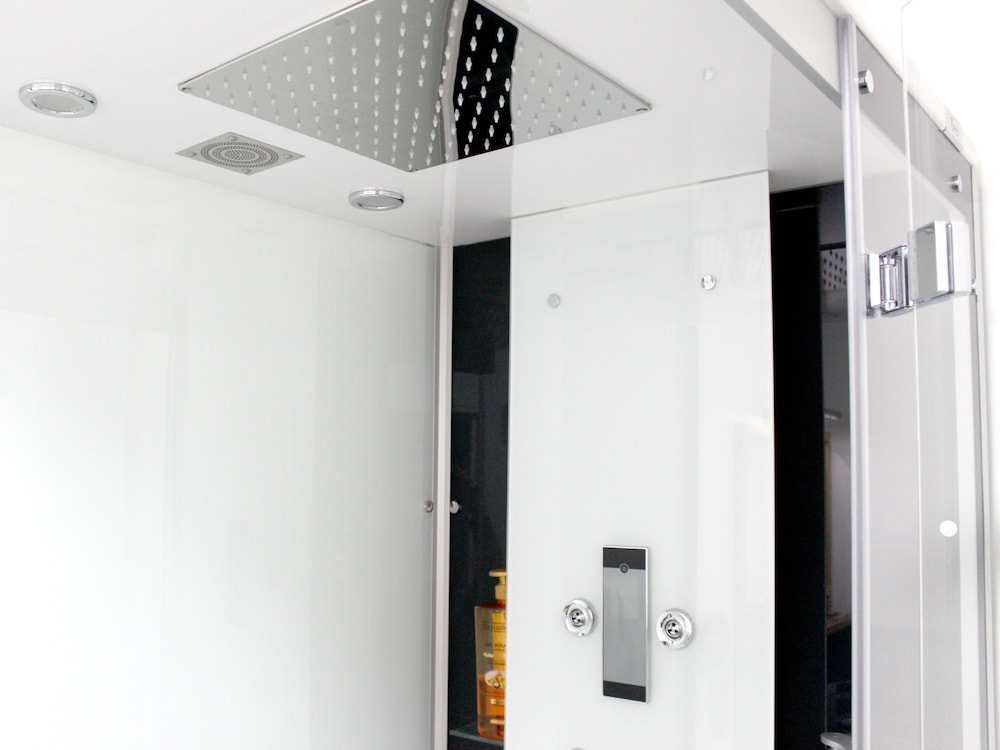 Luxury Apartment, Ensuite, Garden View - Photo 9