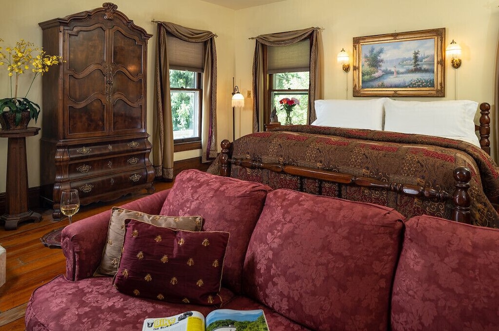 Deluxe Studio Suite, 1 King Bed : Captains Suite S1 photo 2