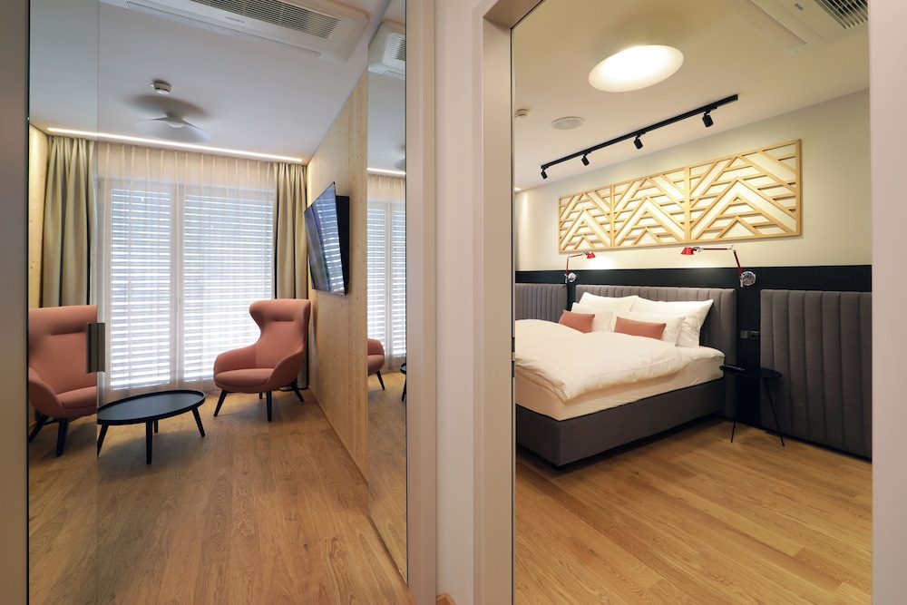 Suite - Photo 1