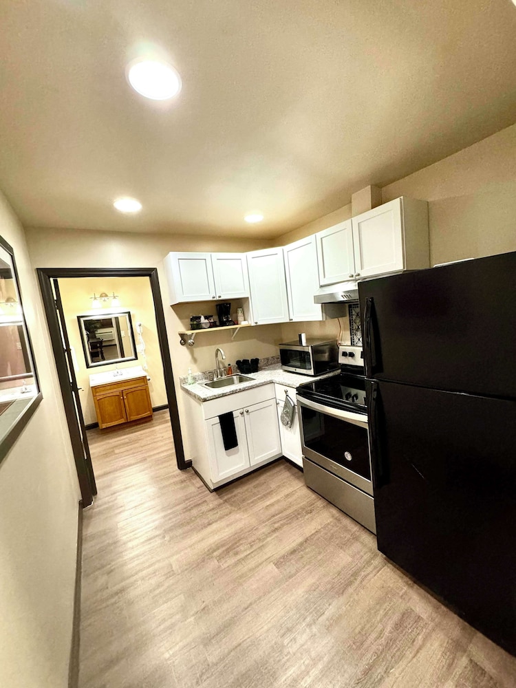 Family Suite, 2 Queen Beds, Non Smoking (Premium, 2nd Floor, No Elevator) photo 3