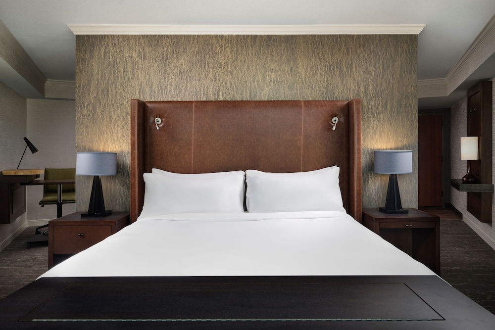 Executive Suite, 1 King Bed with Sofa bed - Photo 2