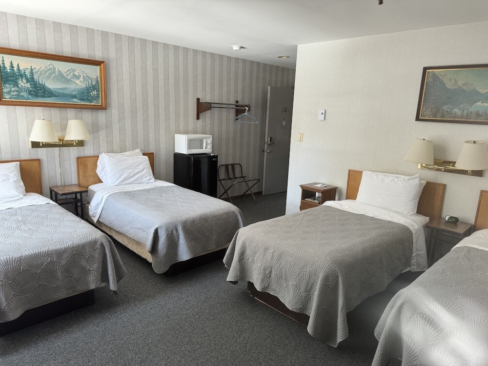 Room, 4 Twin Beds (Second floor, stairway access only) photo 2