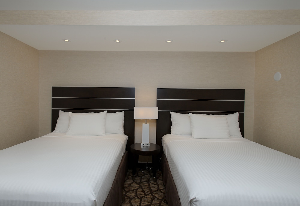 4 Beds with 2 Bathrooms and view of Niagara Falls - Floors 32-37