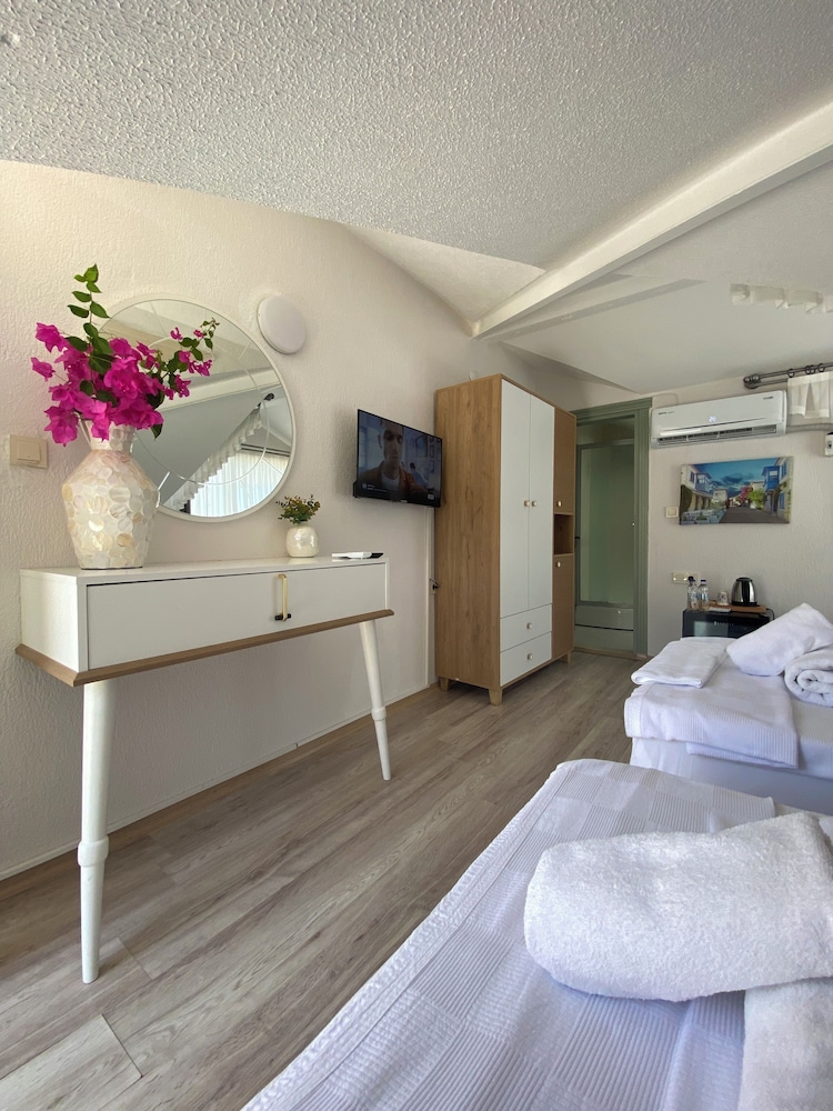 Economy Room, Balcony