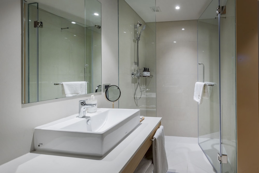 Standard Twin Room thumbnail 5