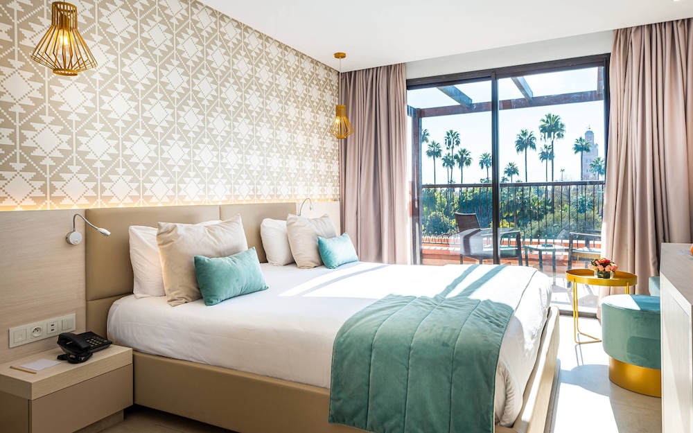 Double Room with Balcony Pool View thumbnail 5