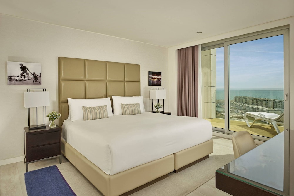 Executive Suite, 1 Queen Bed, Partial Sea View