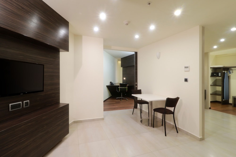 Suite, 1 King Bed thumbnail 5