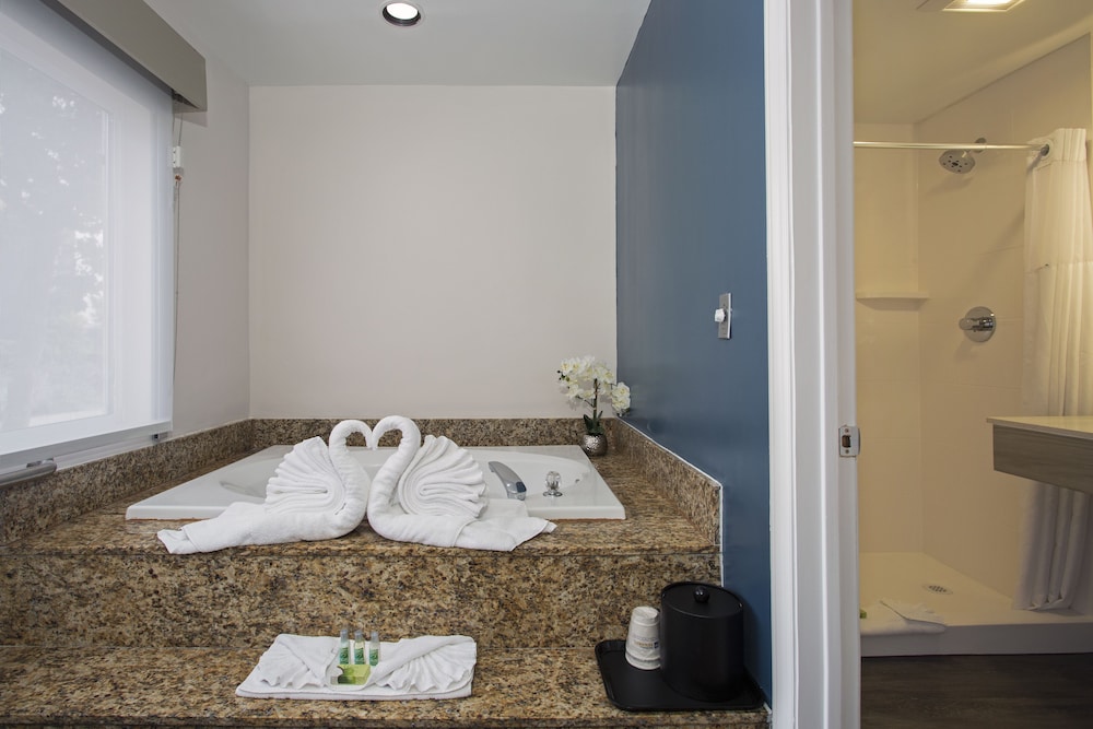 Suite, 1 King Bed, Jetted Tub, Courtyard Area