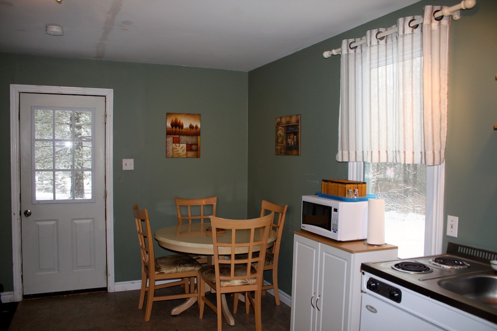 1Bedroom Cottage Double Bed/ double pullout sofa pet friendly (easy water access) photo 3