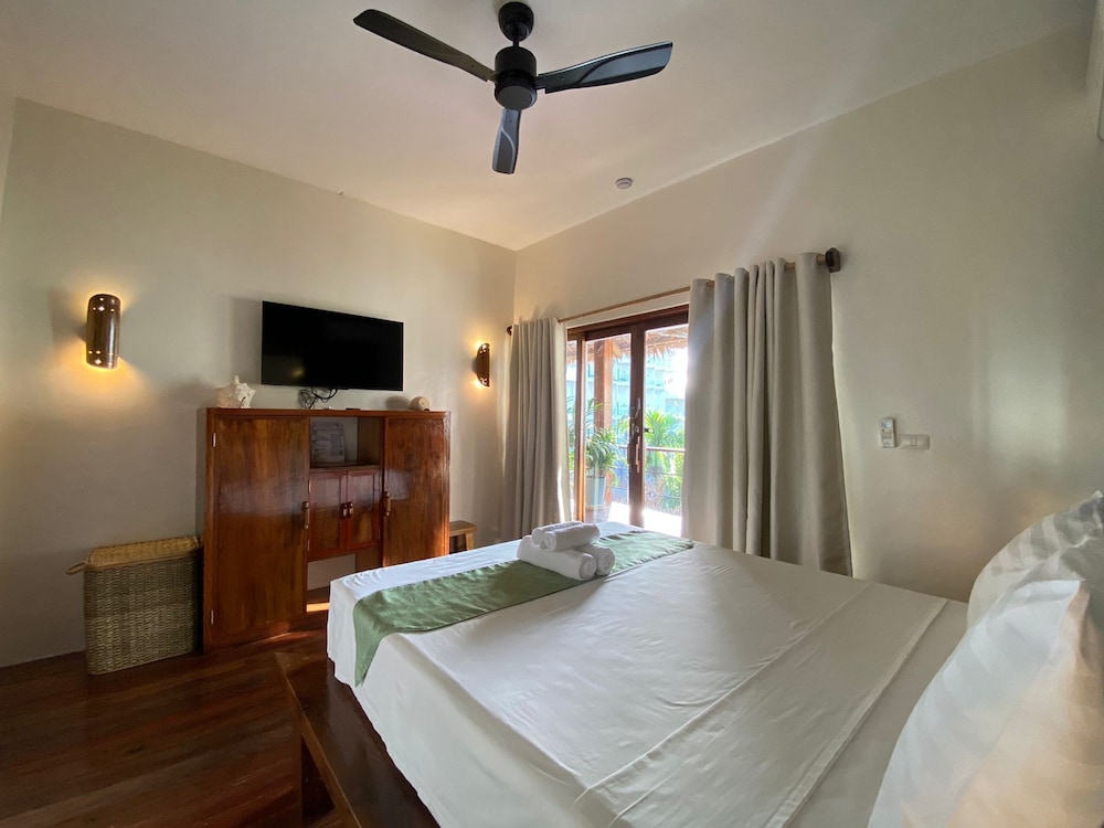 Deluxe Double Room with Balcony - Photo 5