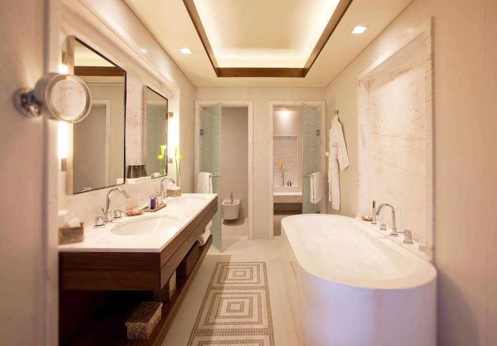Sea View Residence Two Bedroom Suites with Lounge Access, Butler & Mall Shuttle