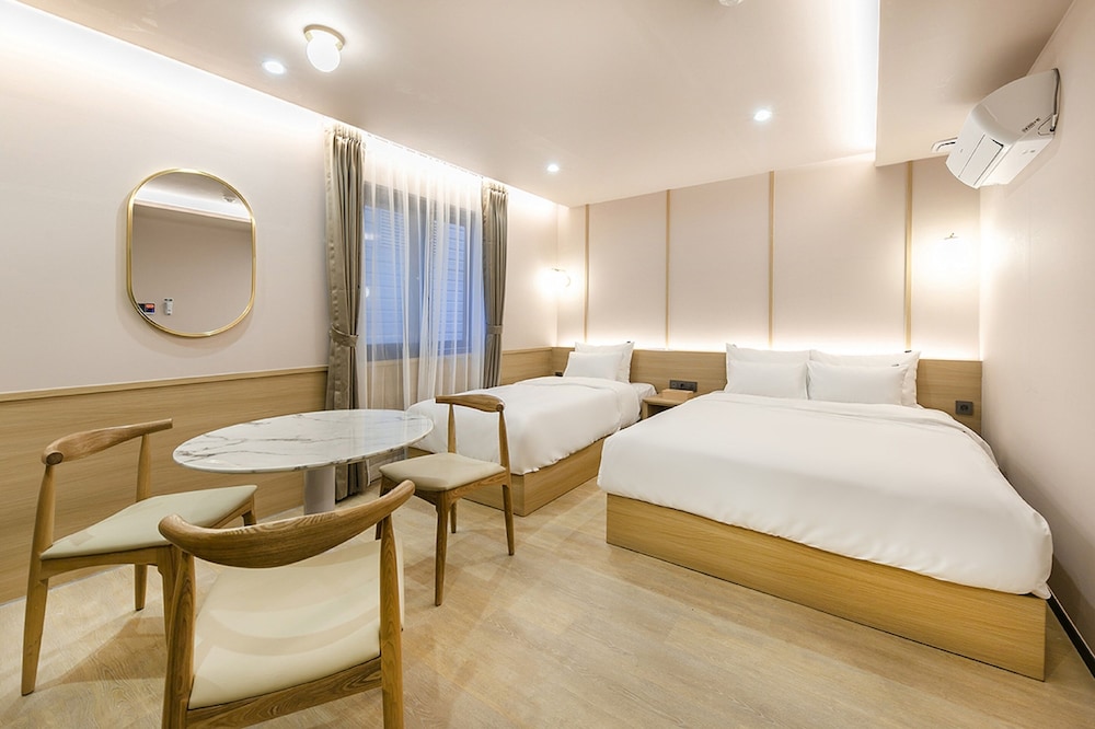 VIP Twin Room - Photo 12