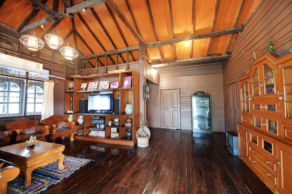Family Room 6 Persons