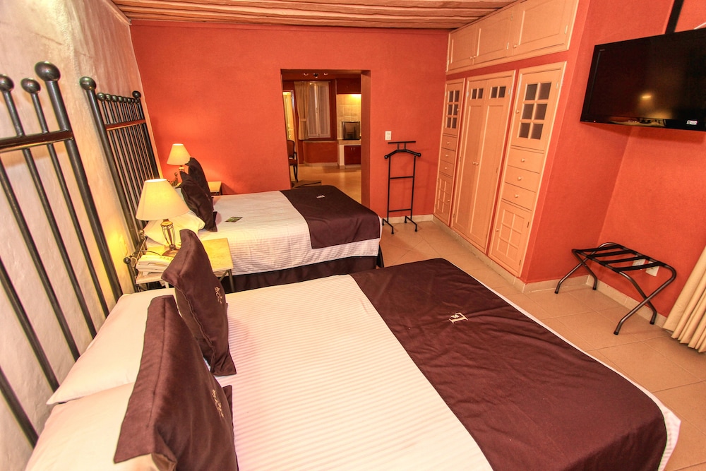 Family Suite, 2 Double Beds, Refrigerator & Microwave, City View photo 3