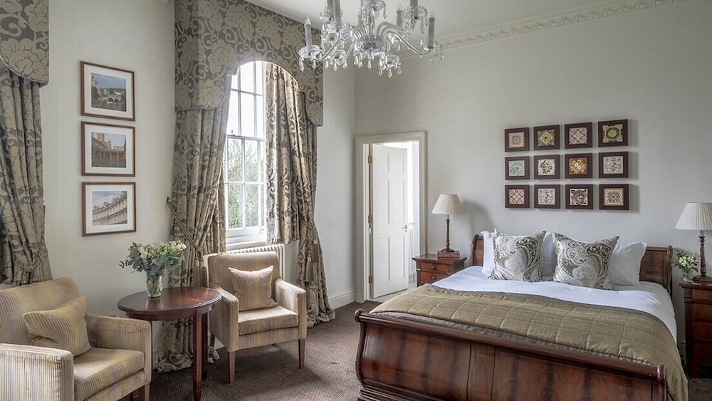 Deluxe King bedded room in historic Mansion House photo 3