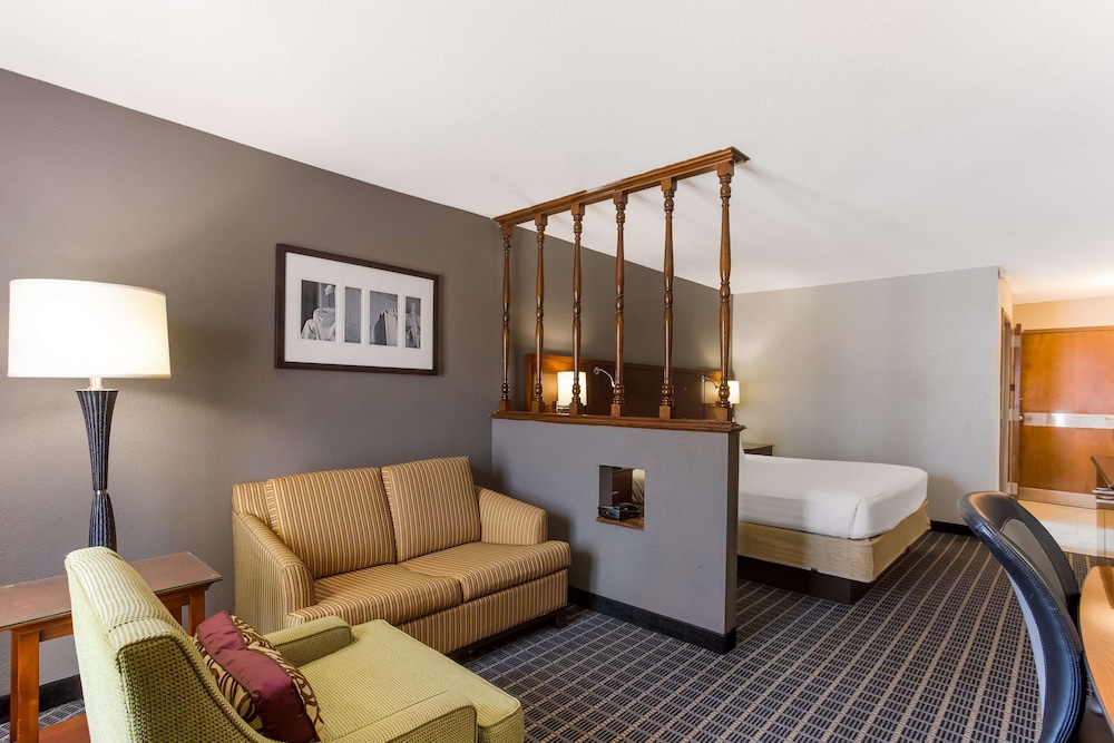 Suite, 1 King Bed, Accessible, Bathtub photo 2