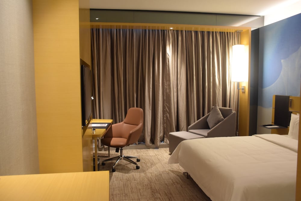 Superior Room, 1 King Bed photo 3