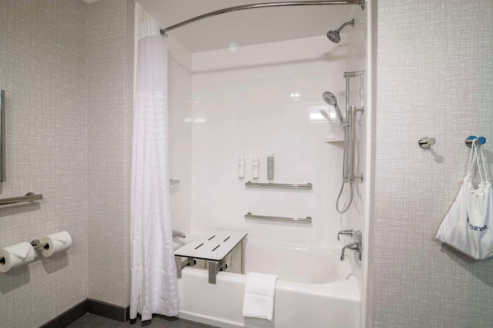 Room, 2 Queen Beds, Accessible, Bathtub (Mobility & Hearing) - Photo 3