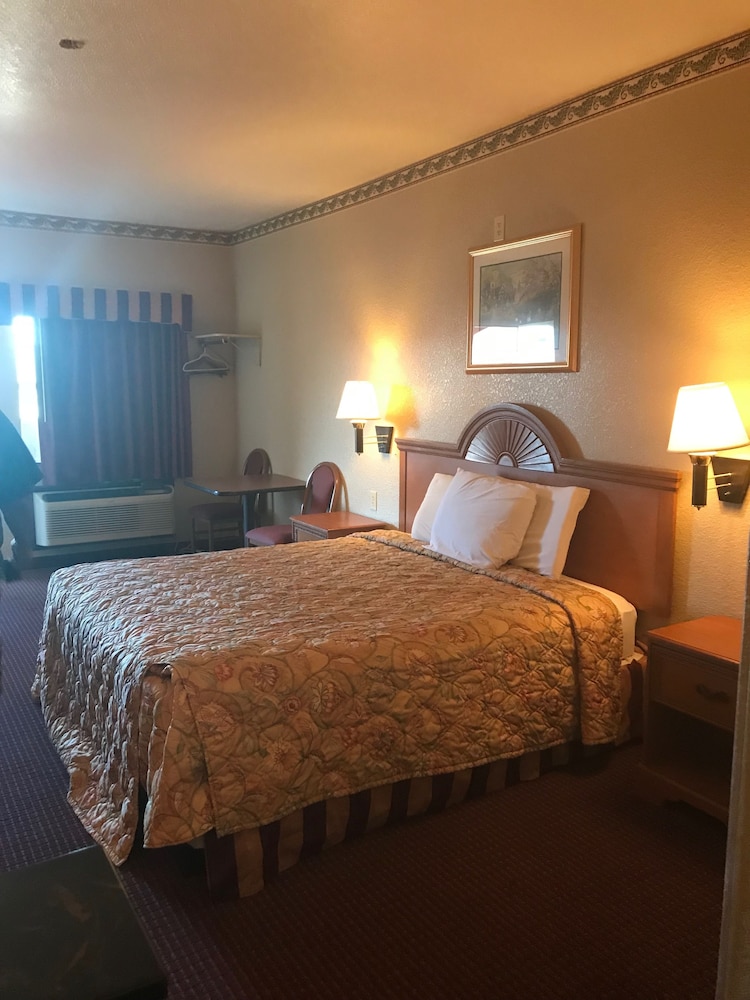Basic Room, 1 King Bed, Non Smoking photo 1