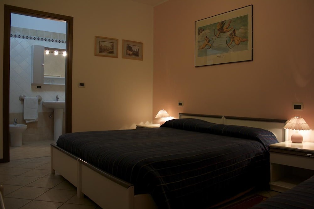 Double or Twin Room, 1 Queen Bed, Non Smoking photo 3