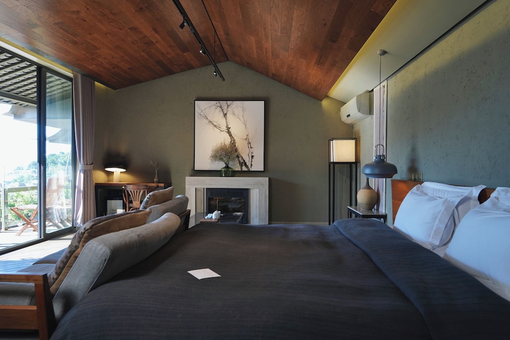 Studio Suite, Partial Lake View