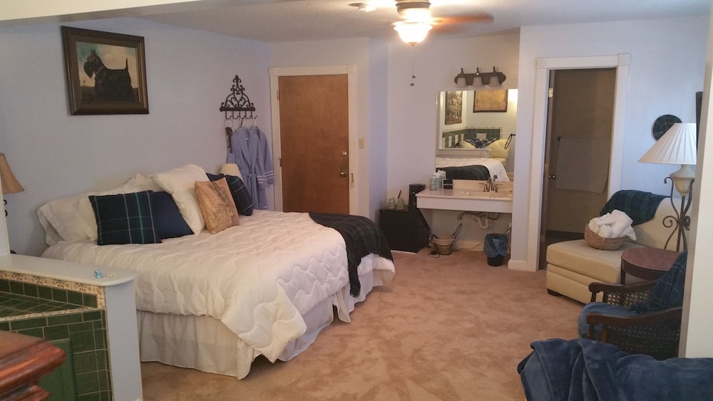 Superior Room, 1 King Bed, Fireplace (Scottish Suite) photo 2