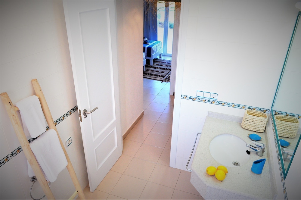 House, 2 Bedrooms photo 3