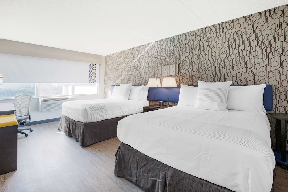 Suite, 2 Queen Beds, Non Smoking, Refrigerator & Microwave (Walk-in Shower;with Sofabed) - Photo 4