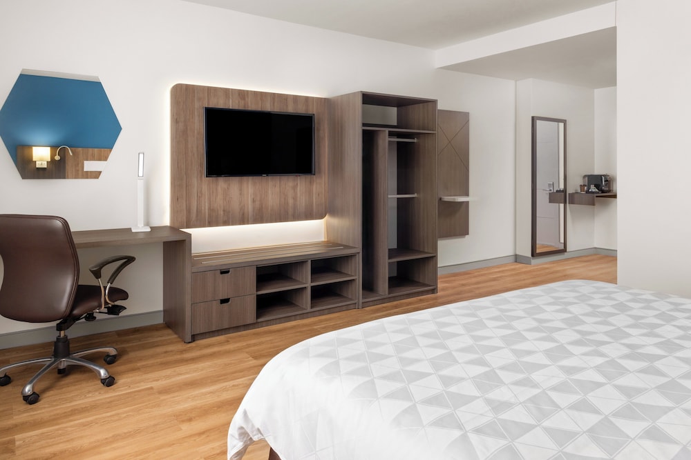 Standard Room, 1 King Bed - Photo 5