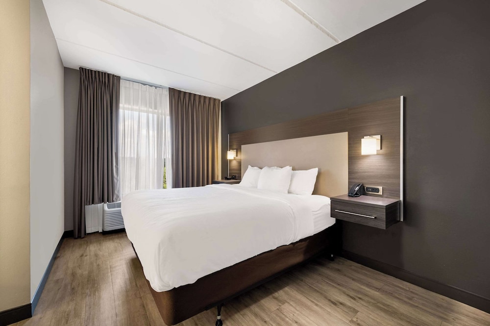 Business Suite, 1 King Bed, Accessible, Non Smoking - Photo 1