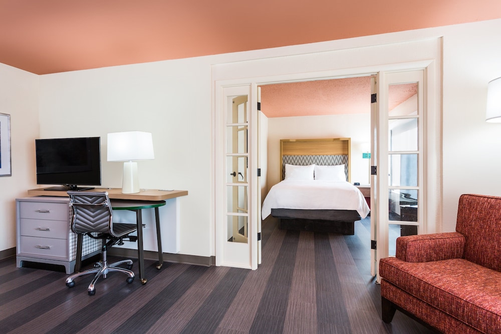 Suite, 1 Queen Bed (Additional Living Area) - Photo 2