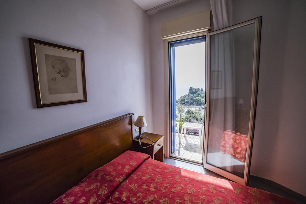 Standard Triple Room, Sea View photo 2