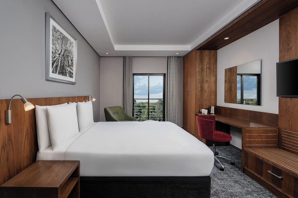 Premium Room, 1 Queen Bed, Balcony (Ferris Wheel View) photo 2