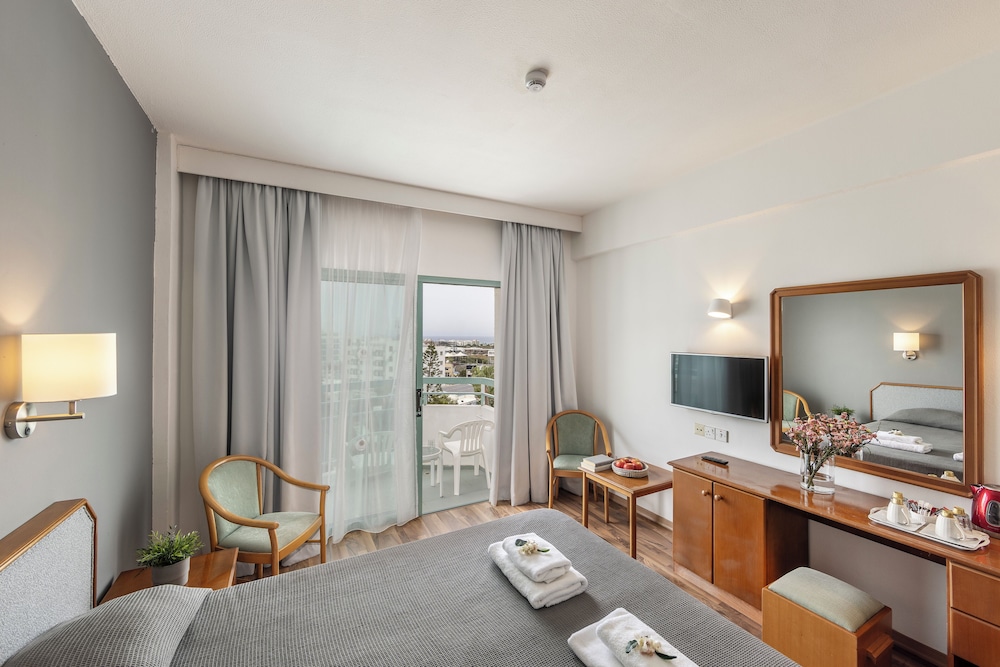 Junior Studio Suite, Partial Sea View photo 1