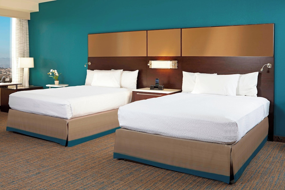 Studio, Multiple Beds (Mobility/Hearing Access, Roll-In Shwr)