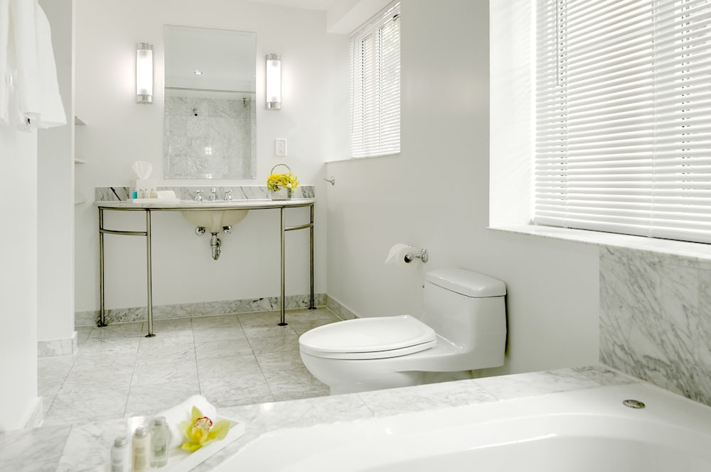 Signature Suite, 1 King Bed, Garden View - Photo 3
