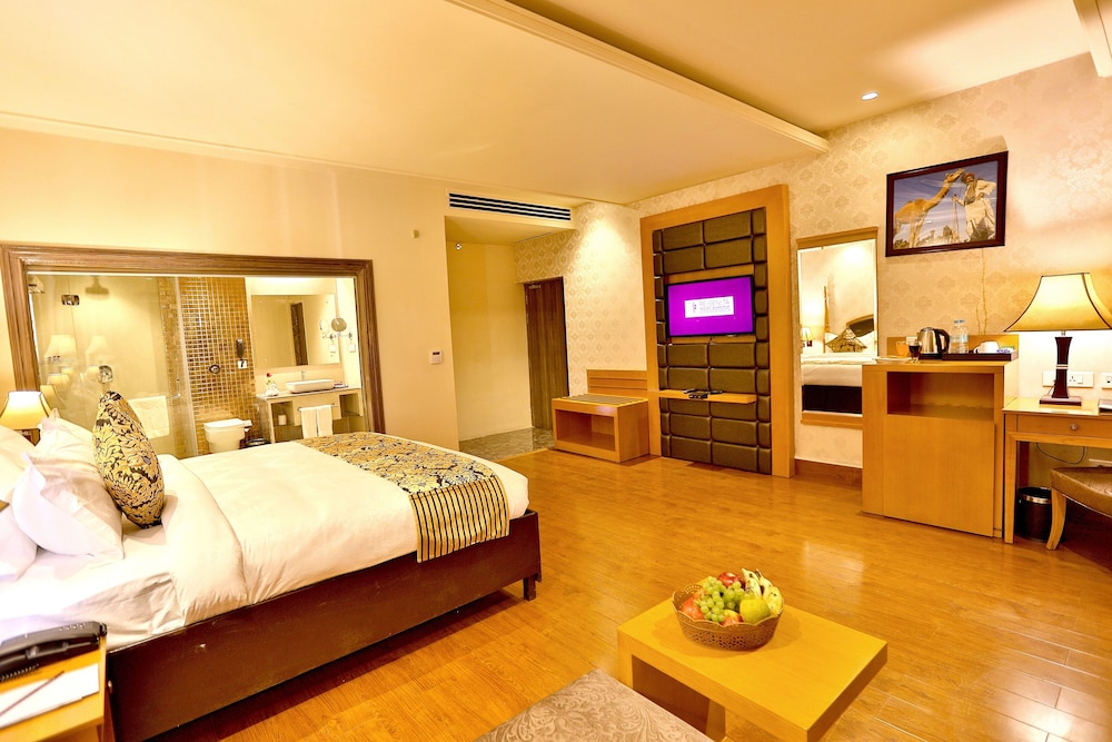 Executive Suite with Private Balcony - Photo 4
