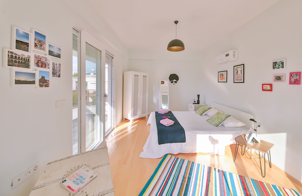 Myra - Duplex 3 Bed Apartment with Pool and 2 Showers thumbnail 6