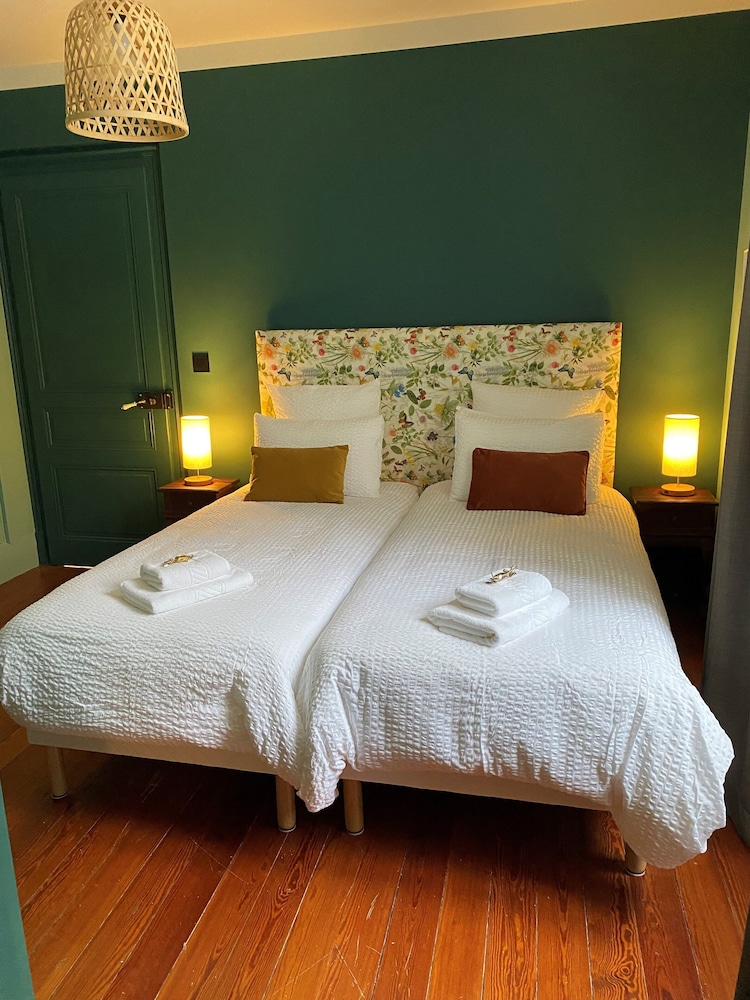 Room, River View