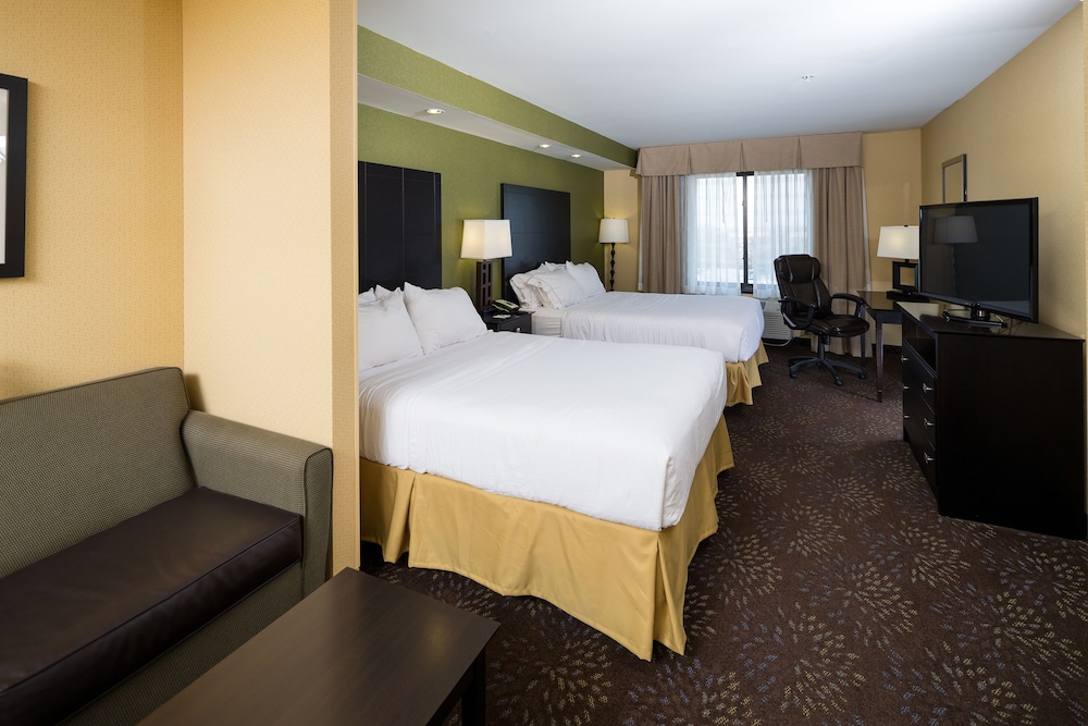Suite, 2 Queen Beds photo 2