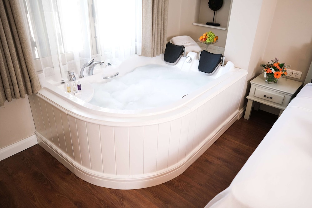 Jacuzzi Deluxe photo 2