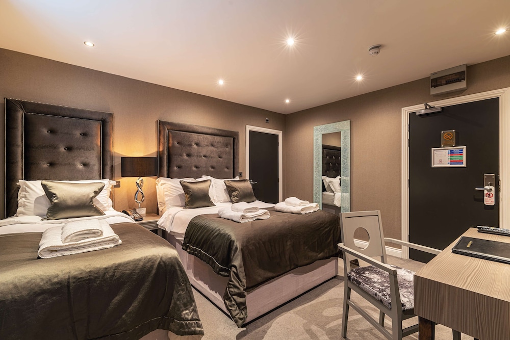 Standard Room, Multiple Beds, Non Smoking - Photo 6
