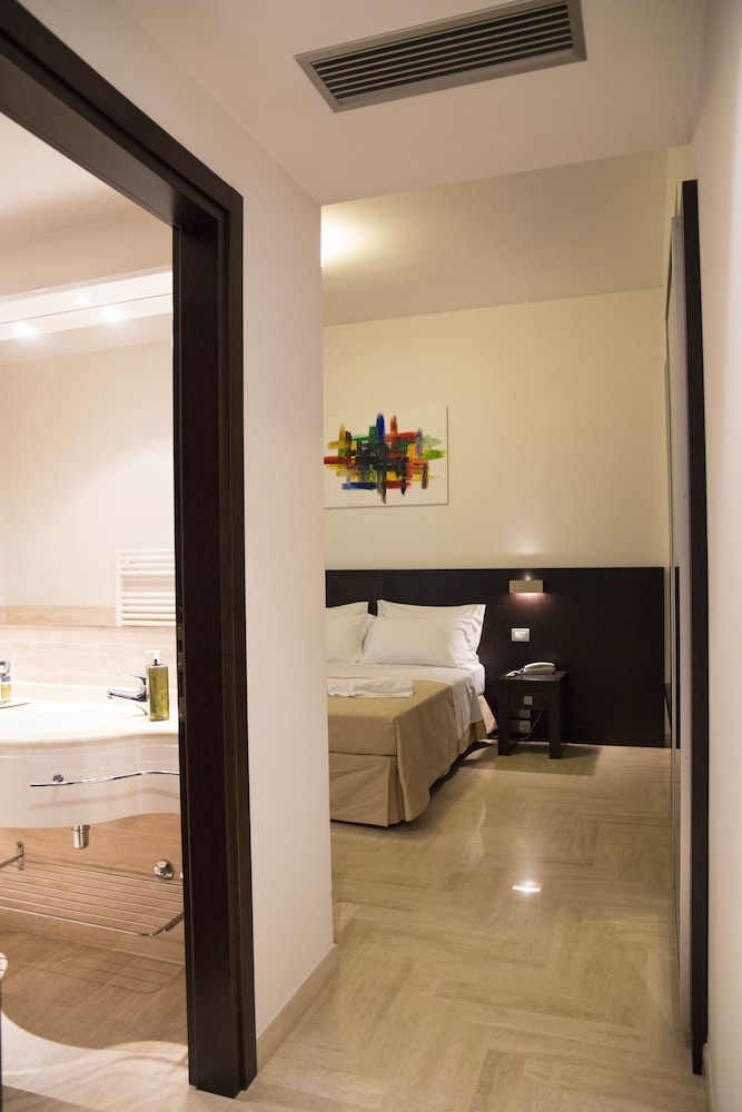Classic Double or Twin Room - Photo 25